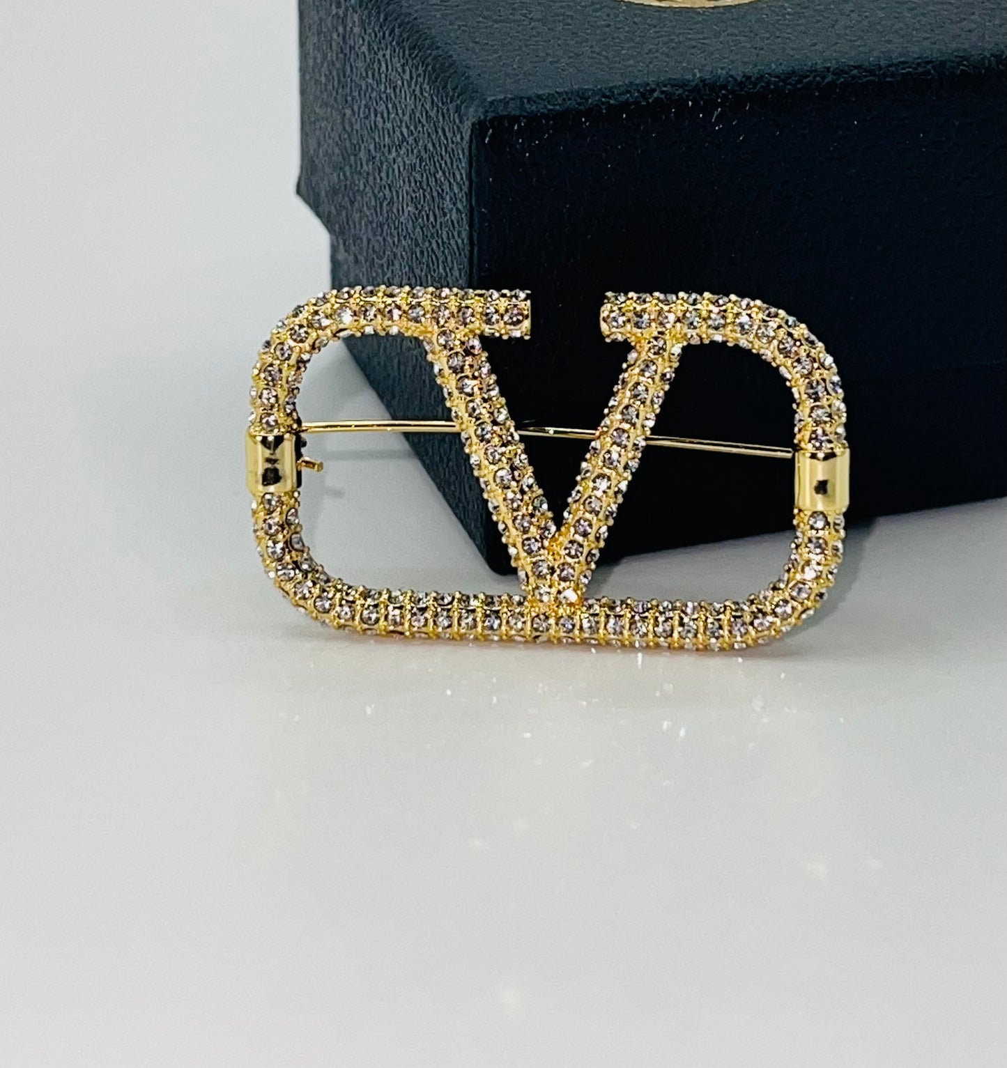 V Brooch - Bijoux Royal